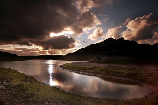 Paesaggio notturno della natura con il fiume