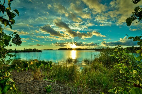 Amanecer sobre el lago. Bahía de pescadores