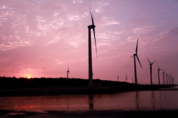 Windräder auf rosa Sonnenuntergang Hintergrund