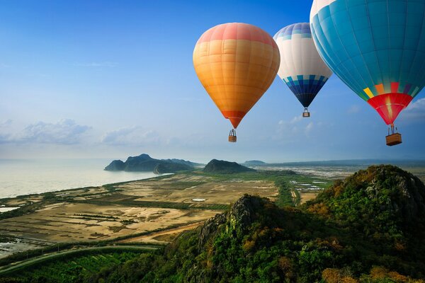 Ballons fliegen über die Berge