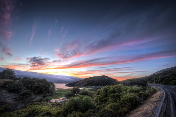 Hermosa puesta de sol por la noche