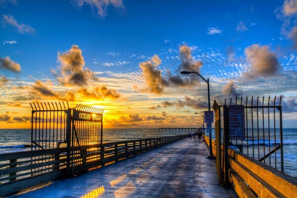 Liegeplatz bei Sonnenuntergang Horizont des Meeres