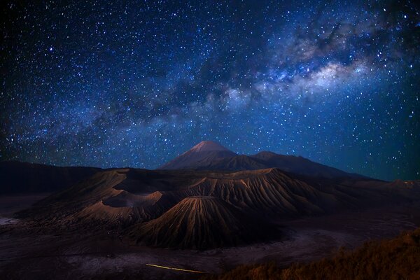 Indonesia, c è un vulcano sull isola e sopra c è un bellissimo cielo stellato