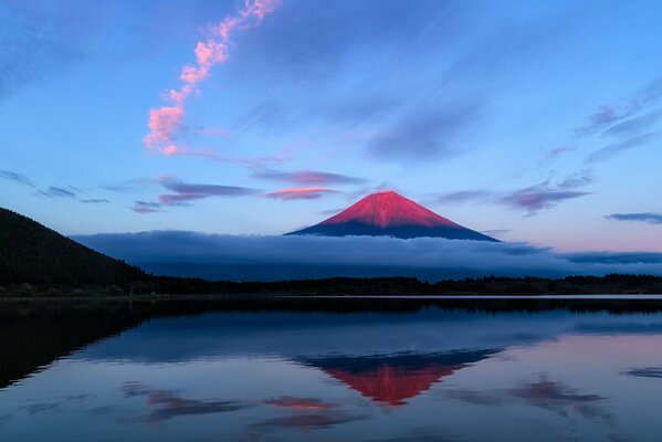 Riflesso nell acqua del vulcano rosa