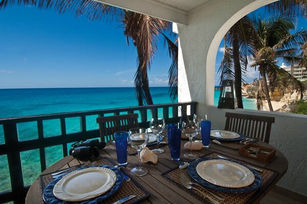 Blick von der Terrasse auf das Meer und den Horizont