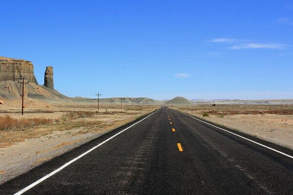 Autostrada nera nel deserto con rocce