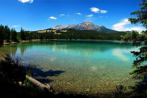 Hautes collines sur l autre rive du lac