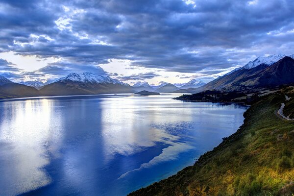 Landschaft mit Bergen und blauem Wasser