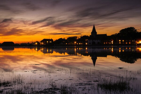 La ville se noie dans le coucher du soleil du soir