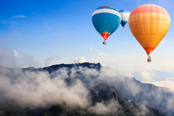 Palloncini che rovinano le montagne coperte di nebbia