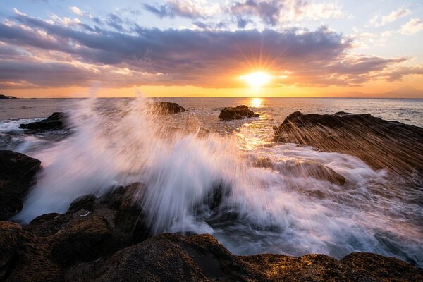 Côte de pierre et éclaboussures de vagues