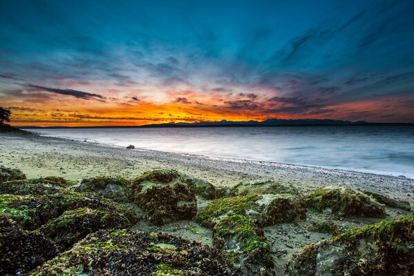 Costa de piedra de la playa en la bahía