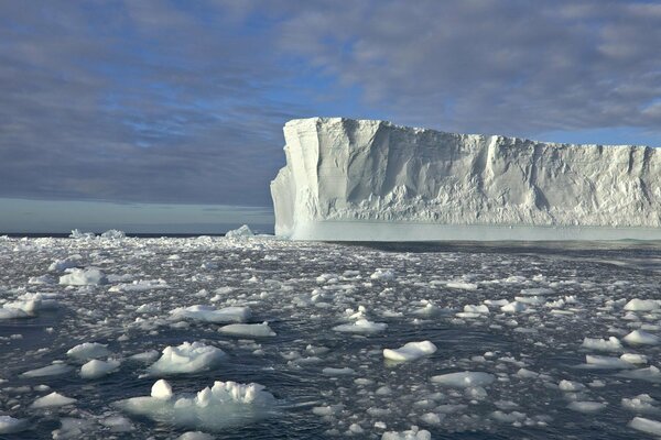 Iceberg en el mar alrededor de grandes témpanos de hielo flotando