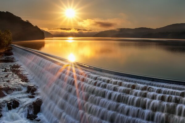 Platino iluminado por el sol que se pone