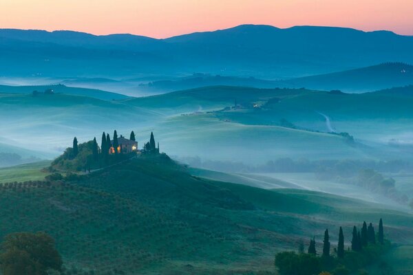 Paisaje toscano con colinas y campos