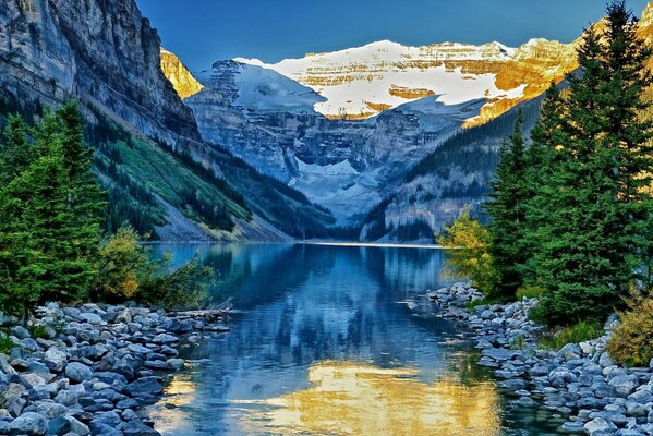 Jezioro Louise i góry w Parku Narodowym Banff