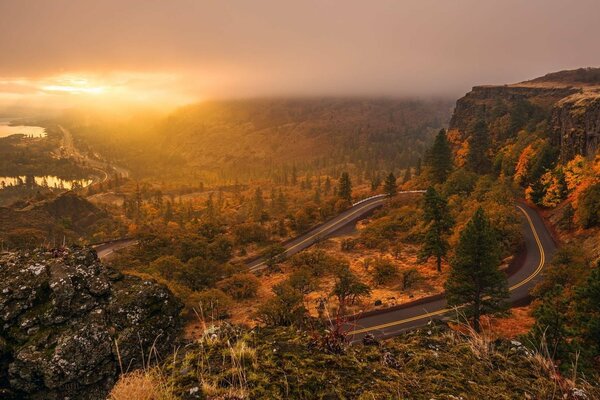 Hermosa vista desde las montañas de los picos