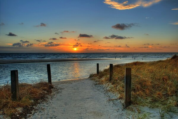 Route du coucher de soleil au bord de la mer