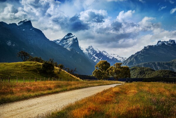 Belle vue sur les montagnes verdoyantes