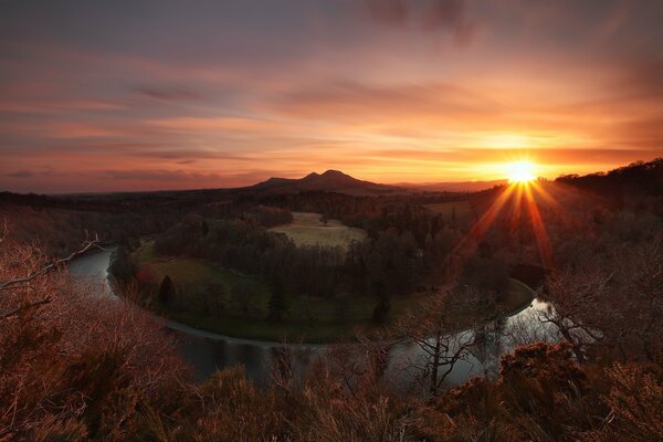 Fiume al tramonto nel Regno Unito