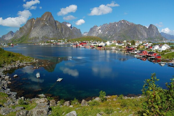 Lake and houses at the foot of the mountains