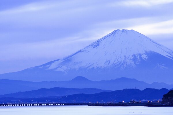 Der Berg Fujiyama in Blautönen