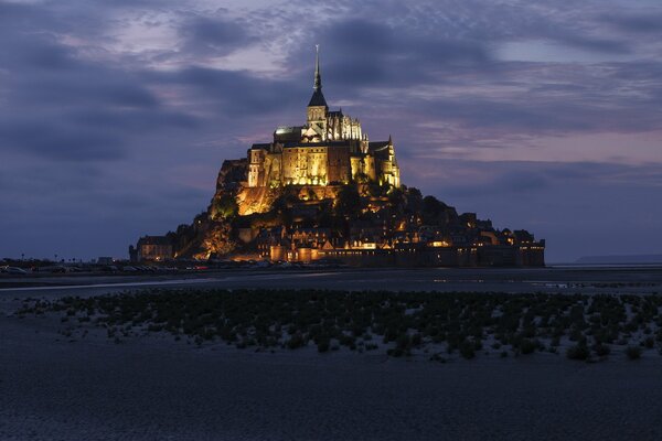 Nächtlicher Mont Saint-Michel in hellen Lichtern