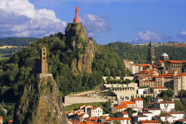 Francia, la ciudad De le Puy-en-Velay se encuentra en las montañas