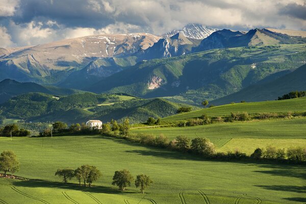 Paysage ensoleillé d été Italien