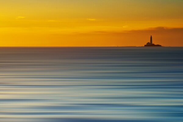 Calma total en el mar y el faro