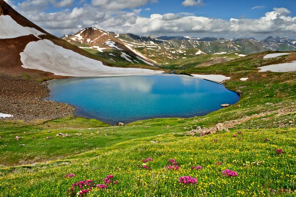 Cielo con nubes y montañas en el lago en primavera