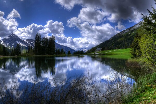 Reflexion im See der französischen Alpen