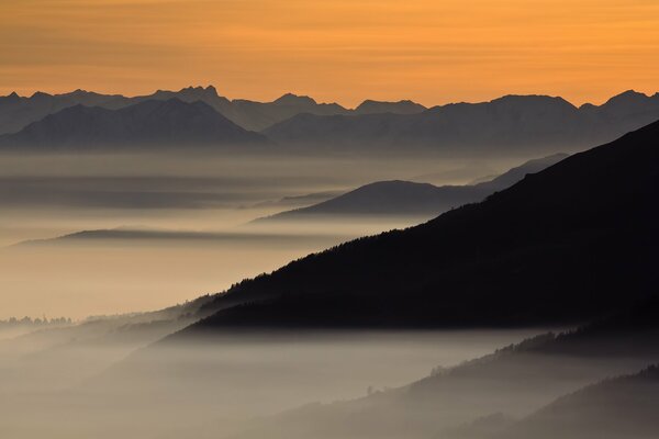 Matin brumeux dans les montagnes du Tibet