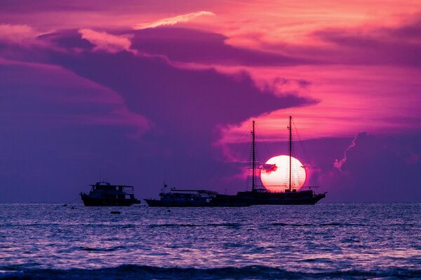 Foto de un barco en el Golfo de Tailandia al atardecer