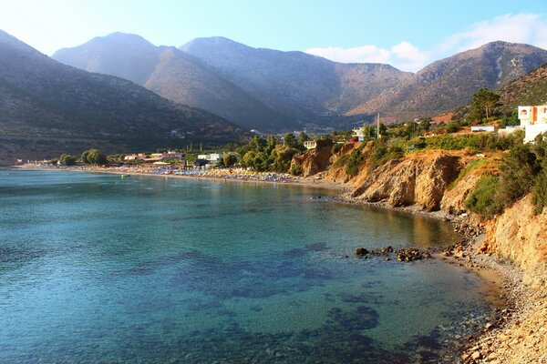 Plage en Grèce sur fond de montagnes