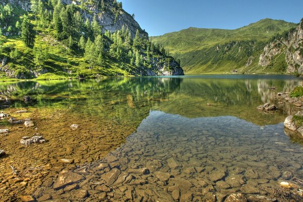 En Austria, las aguas transparentes de los lagos en las montañas