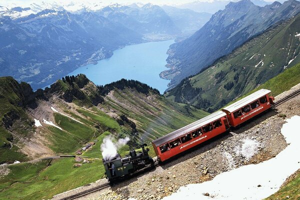 Descenso de la locomotora de vapor de las montañas en el fondo del lago