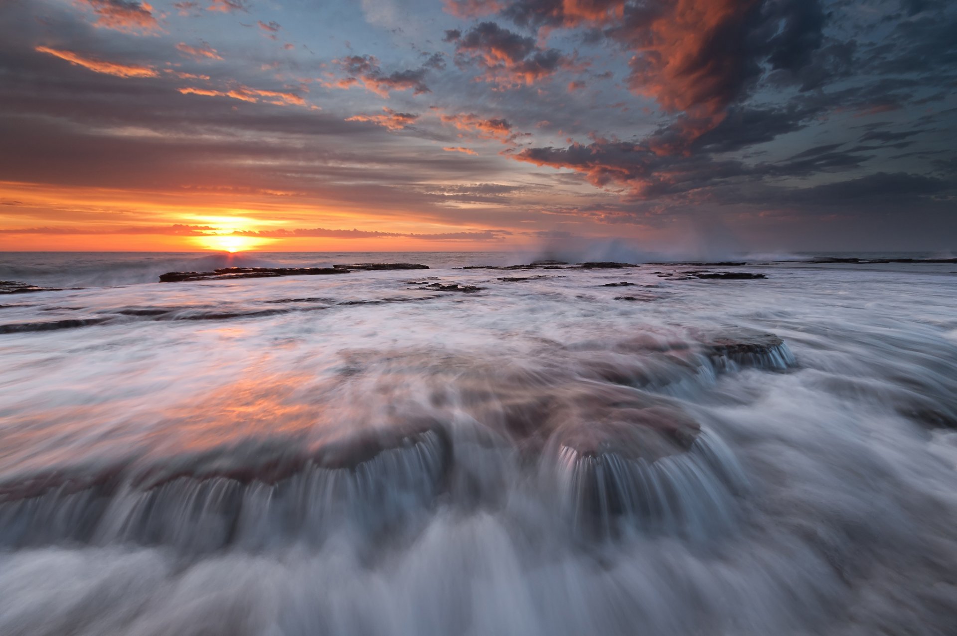 mar océano corrientes piedras agua cielo nubes sol rayos