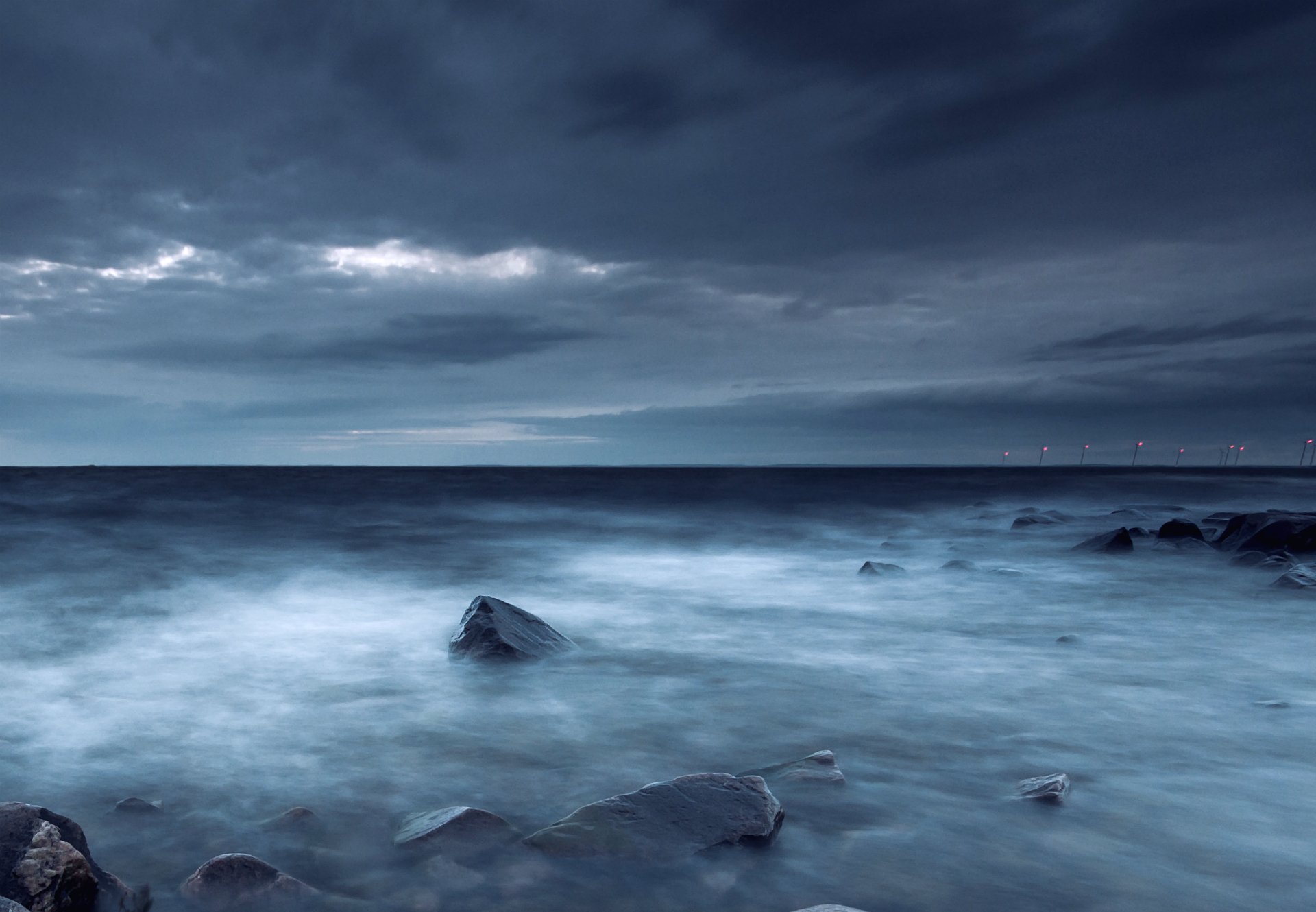 svezia mare costa pietre sera cielo nuvole costa nuvole