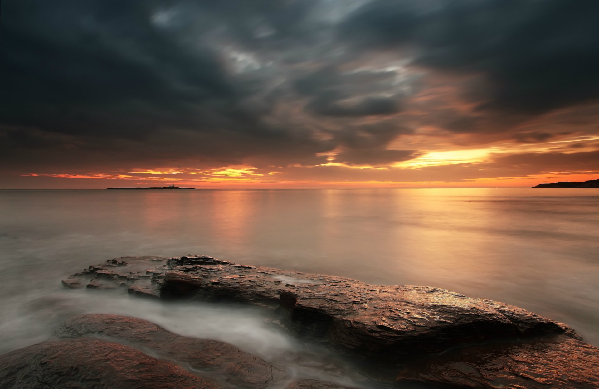 regno unito inghilterra mare calma riva pietre sera arancione tramonto cielo nuvole