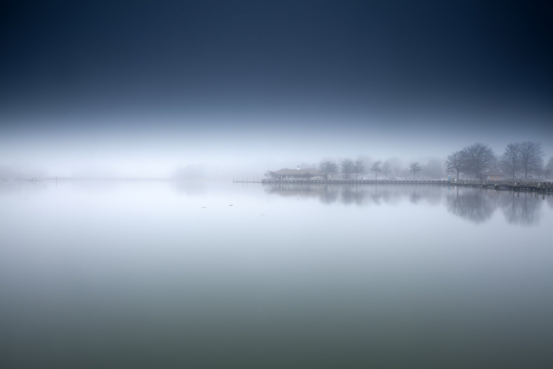 mañana lago niebla costa