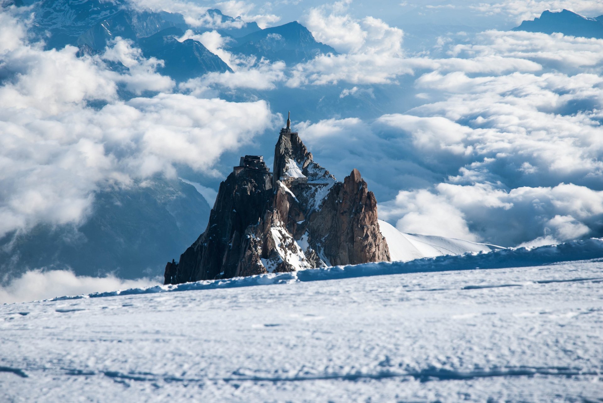 montagnes ciel nuages hiver alpes roches maisons