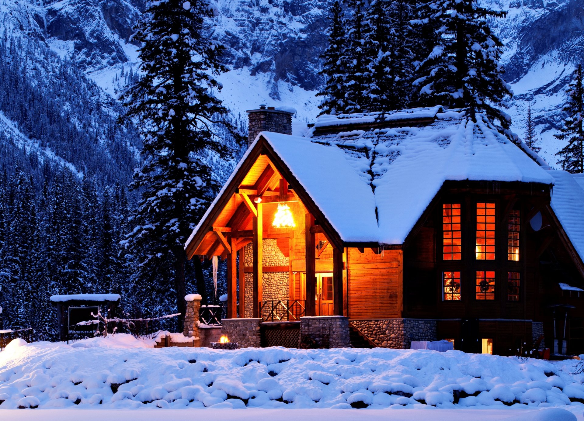 casa cabaña nieve luz noche naturaleza montañas invierno árboles