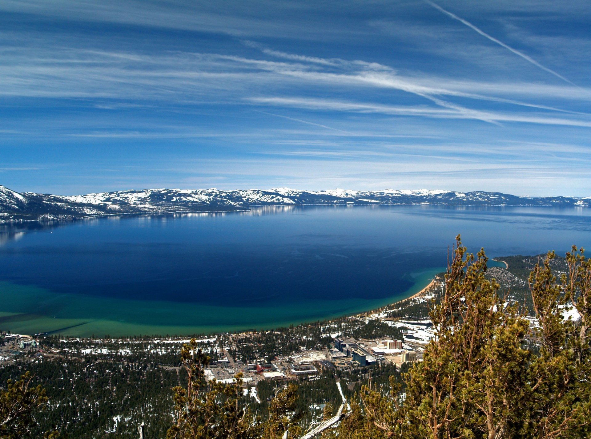 paysage nature mer ciel nuages montagnes neige arbres feuillage port de sable lake tahoe nevada state park