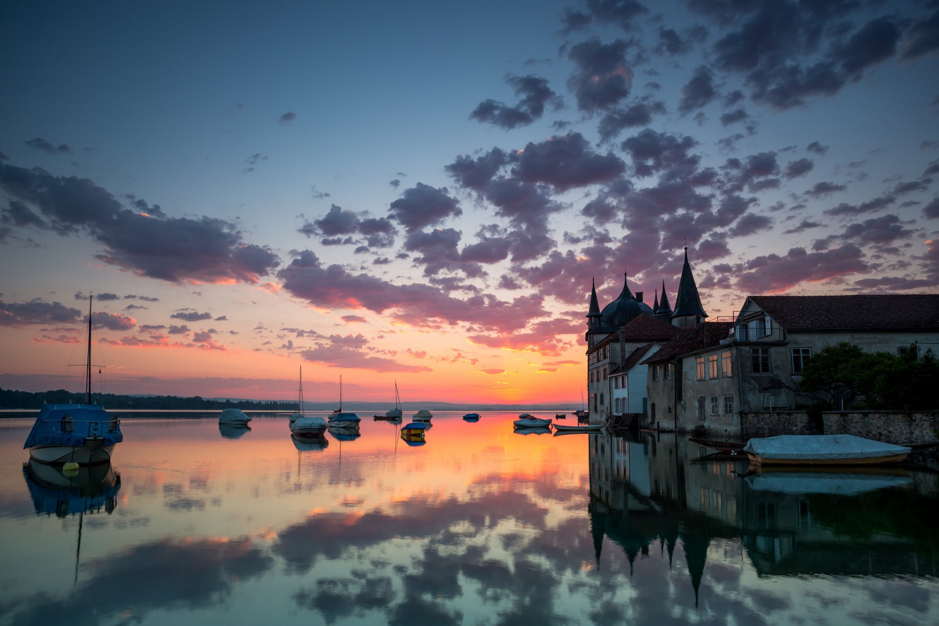 agua barcos casas noche nubes reflejos