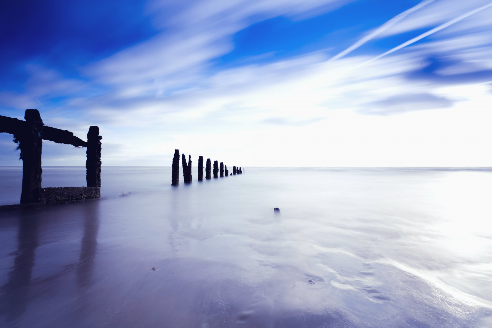 trait english channel shore beach calm serenity silence columns blue sky clouds white horizon background