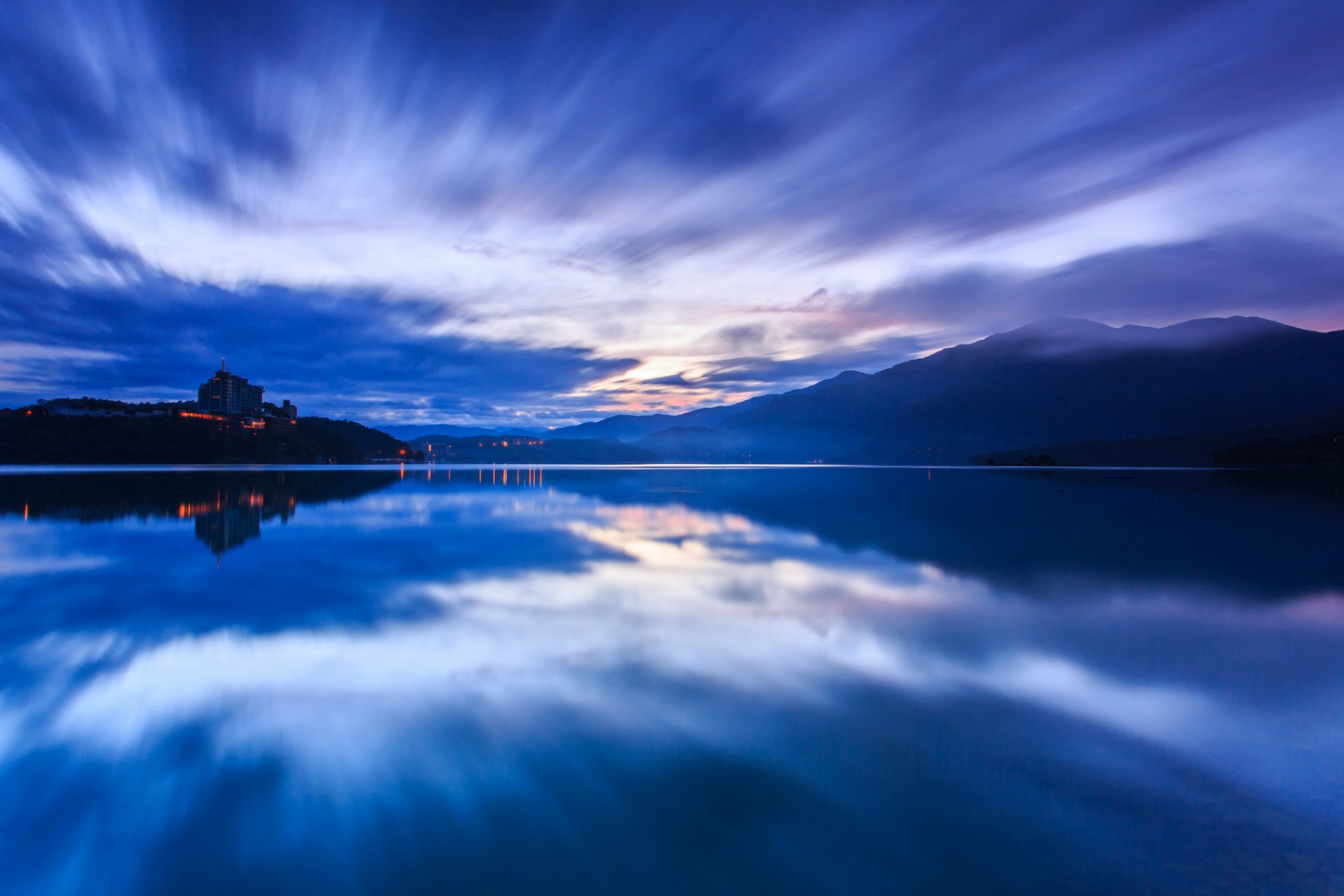 chine république populaire de chine taiwan soir coucher de soleil ciel nuages bleu montagnes brume lac eau surface réflexion