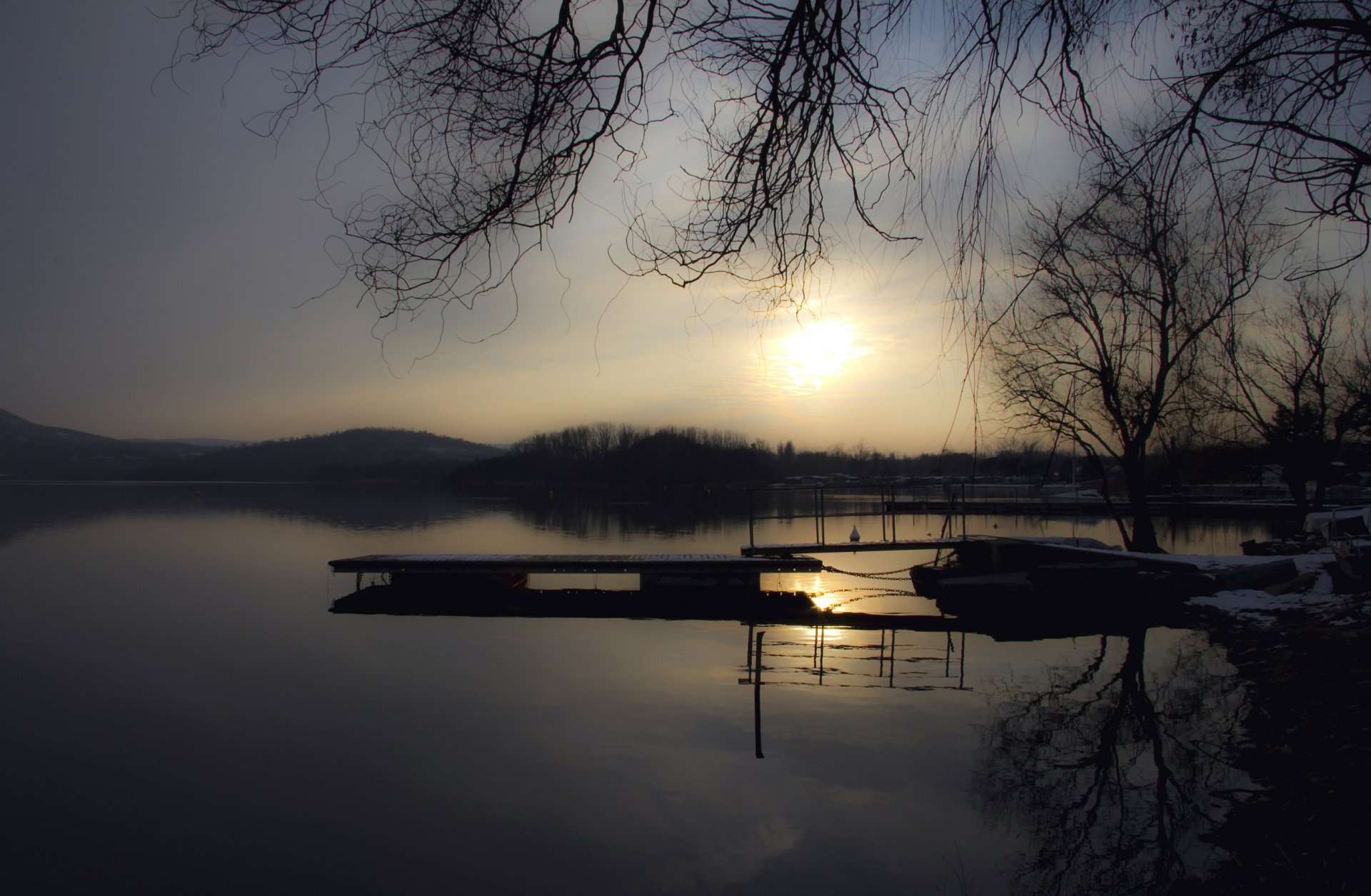 mattina sole alba inverno neve riva alberi lago acqua superficie liscia riflessione