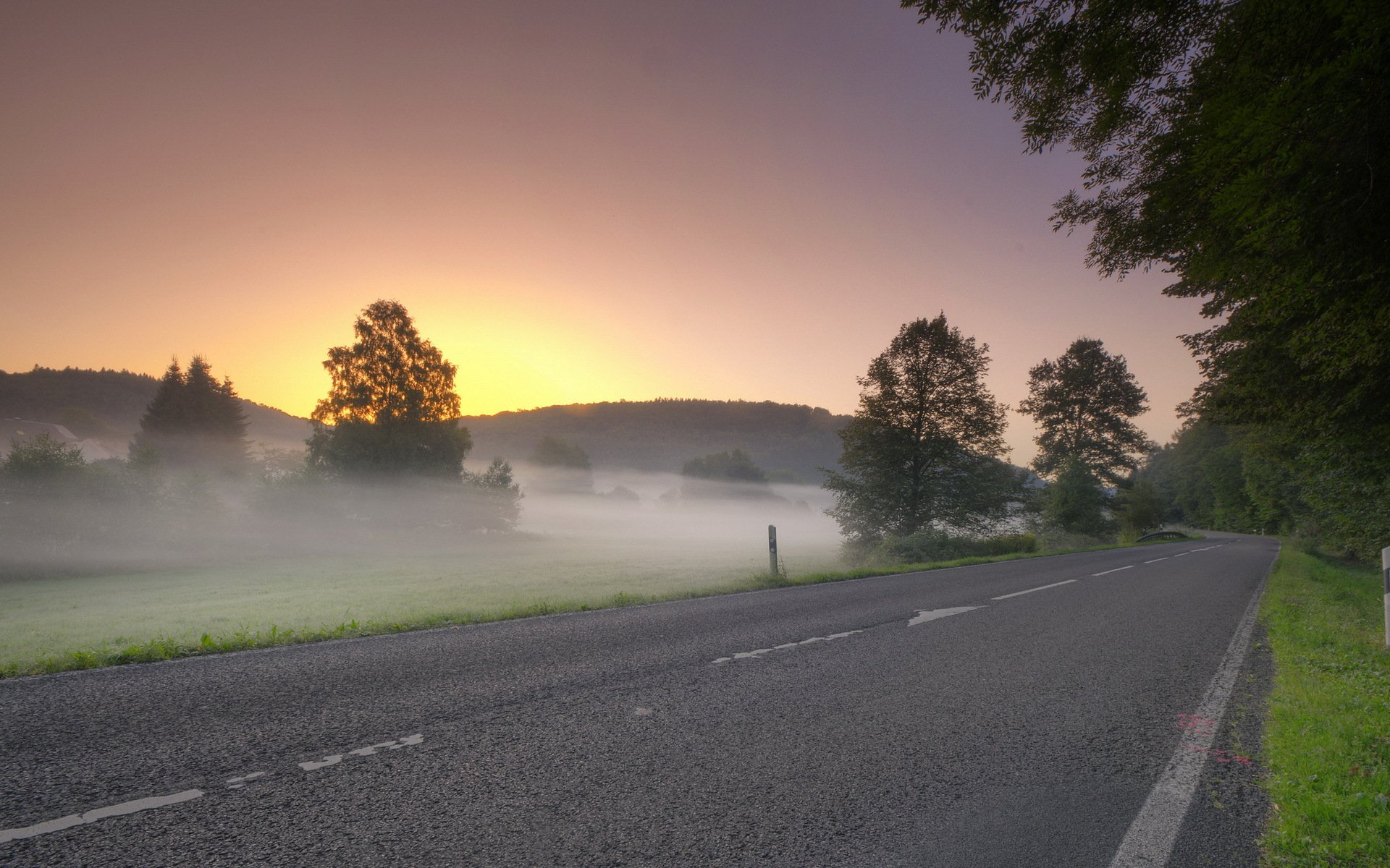 route coucher de soleil champ brouillard paysage