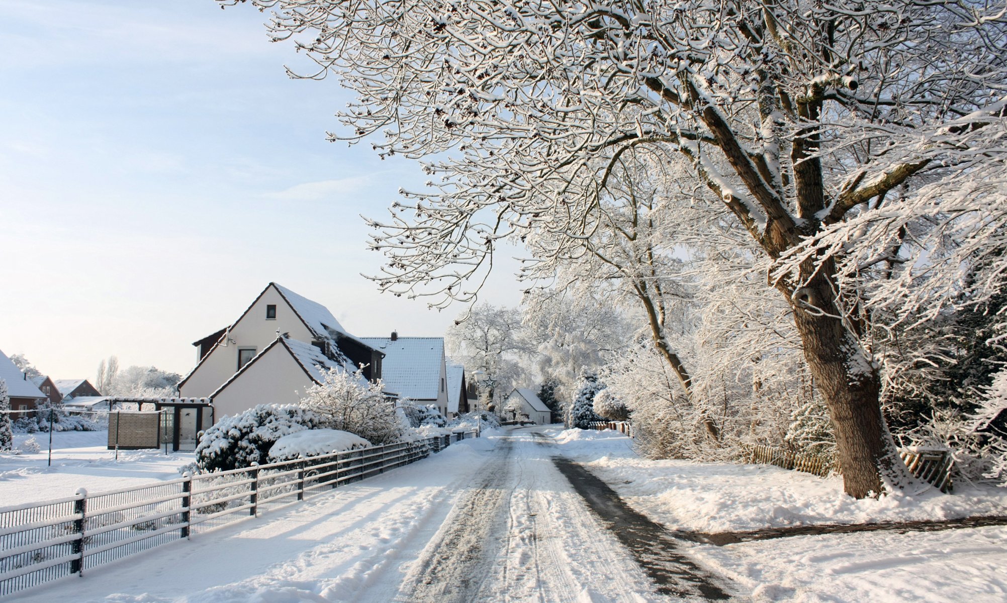 dorf dorf zuhause zaun wintertag sonne straße spuren schnee frost bäume ansicht schön